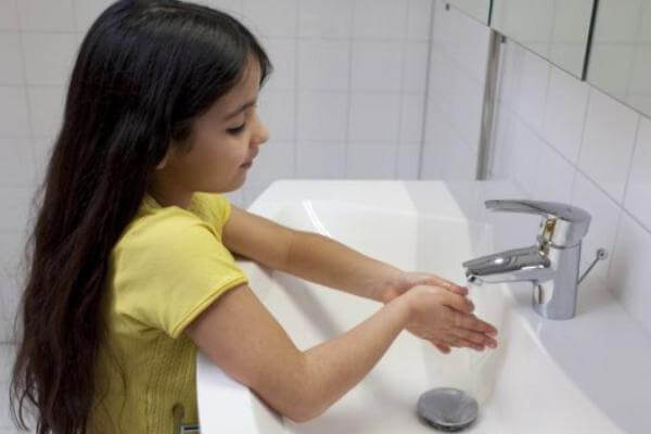 cómo se deben limpiar las manos