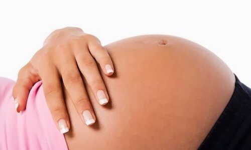 Pintarse las uñas durante el embarazo