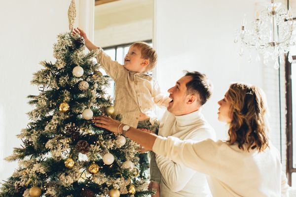 Tradición navideña decorar el árbol de Navidad
